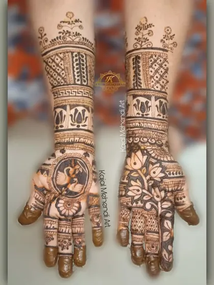 A beautiful design for the bride's mother. It combines classic swan and lotus motifs with traditional patterns, befitting her important role.