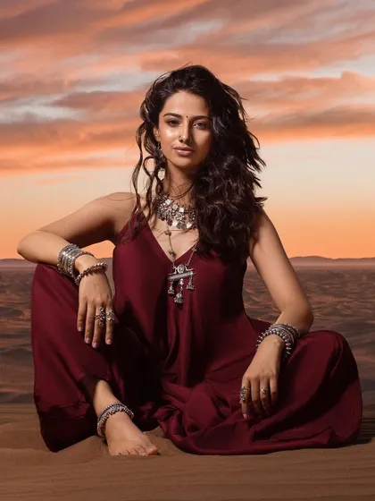 Another look from my desert editorial series. The deep maroon of this boho jumpsuit contrasts beautifully with the warm sunset tones, while layered silver jewellery adds an authentic, free-spirited vibe.