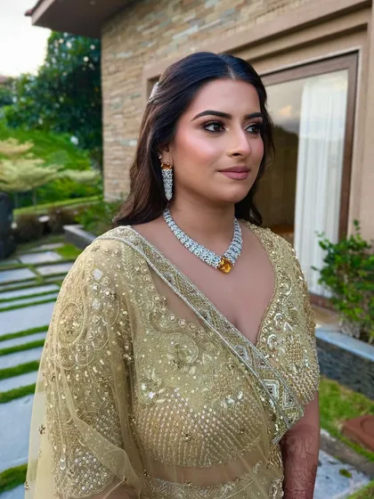 A bride with a simple center part and soft, natural waves, an effortlessly beautiful look for an outdoor event.