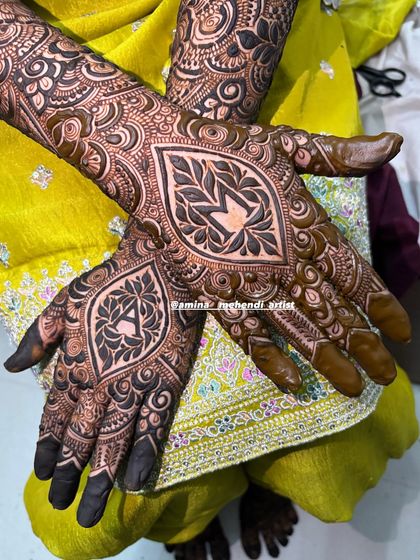 A unique take on personalization, with the couple's initials 'A' and 'M' placed inside large leaf-shaped motifs.