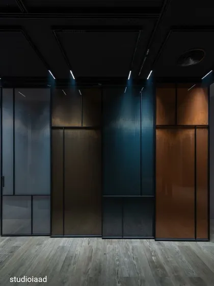 At the JB Glass experience center, we used a dark, moody theme to create an immersive atmosphere. The interplay of limited, focused lighting on different glass finishes and textures directs the visitor's attention and highlights the unique qualities of each product.