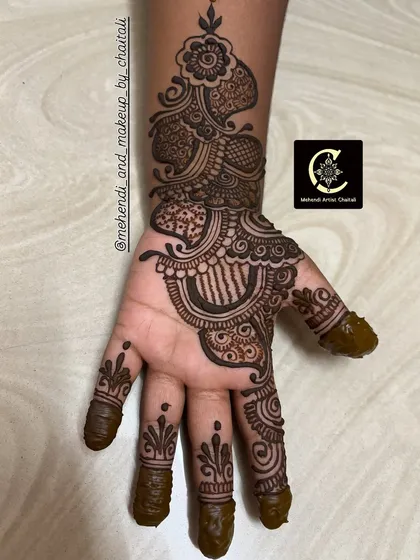 A simple and elegant Arabic-style mehendi design. This pattern flows gracefully along one side of the hand and is a great choice for someone wanting a minimalist yet beautiful design.