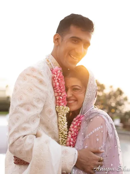 A quiet hug in the warm glow of the setting sun. I always chase this golden hour light because it wraps couples in a dreamy, magical atmosphere, making for truly heartfelt and timeless portraits.