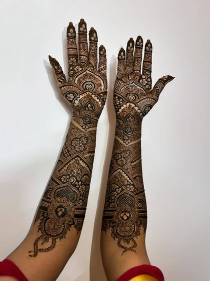 This engagement design features beautiful heart shapes and snake-like patterns climbing up the arm, mixed with traditional Pakistani elements. It's a unique and symbolic choice.
