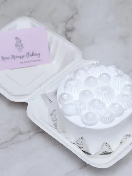 Sometimes, simple is best. This is a classic vanilla bento cake with elegant white-on-white piping, perfect for any minimalist celebration.