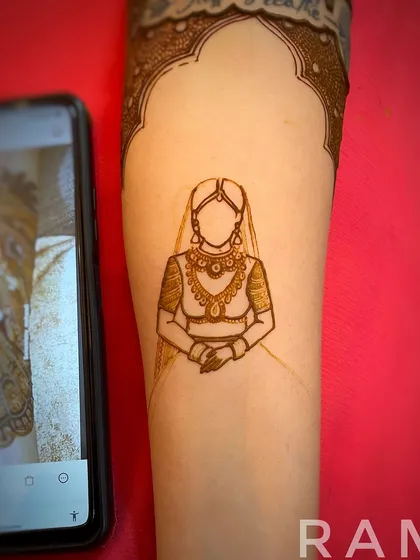 A faceless bride portrait, focusing on the outline of the pose, jewelry, and clothing. This is a popular modern style that is both elegant and mysterious.