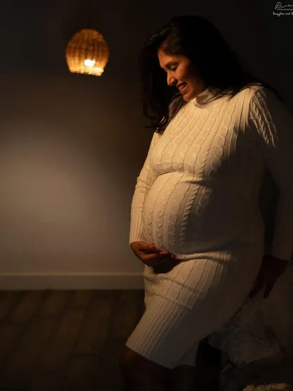 A joyful smile in a cozy, warm setting. Even in low light, we can capture the happiness and glow of your pregnancy.