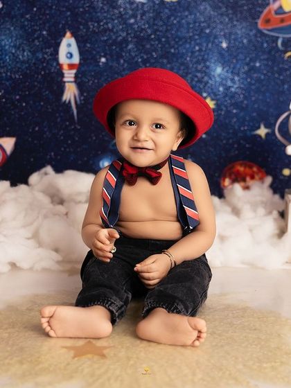 A happy astronaut sitting amongst the clouds and stars. The complete setup for this space theme is designed to be immersive and fun for your little one.