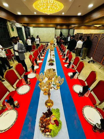 An overhead shot of the long, elegantly decorated main table, ready to welcome the most important guests of the event.