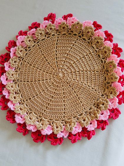 A variation of the layered floral placemat, this one combines a natural brown center with petals in shades of pink and red for a warm, earthy look.