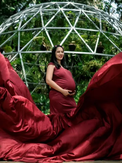 This maroon gown features a dramatic, flowing train that creates a stunning visual effect. It's a fitted style that also gives you that incredible "wow" factor with the flying fabric.