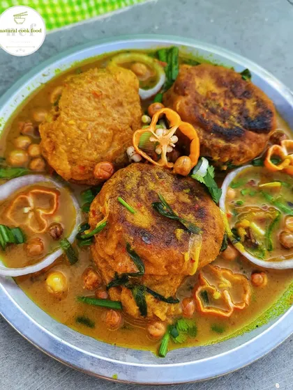 Pakora Thongba, a unique curry made with fried pakoras simmered in a flavorful gravy.