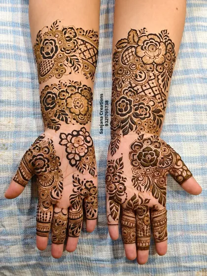 A beautiful Dubai-style mehndi, known for its bold floral and vine patterns with open spaces.