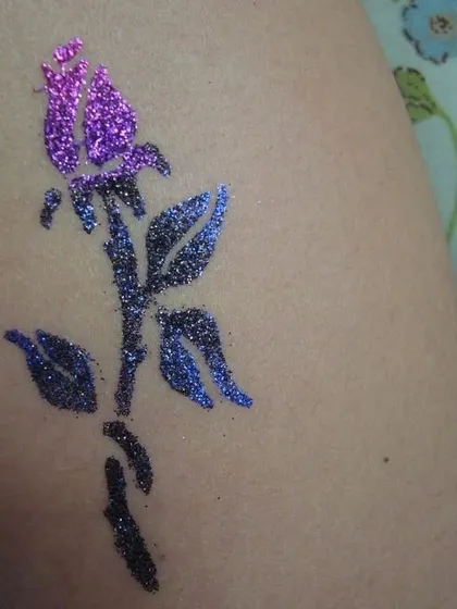 A beautiful rose design in a striking purple and black glitter combination. The dark colors give this classic flower a unique and modern look.