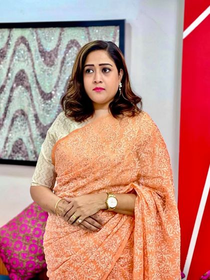 This peach saree and off-white blouse combo is all about elegance and charm. A beautiful look for festive and wedding vibes.