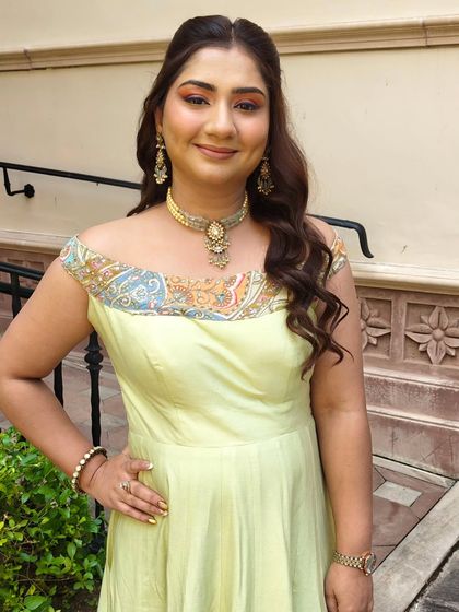 Fresh and glowing, just how I love it. This wedding guest wanted a colorful eye to match her outfit, but we kept the rest of the makeup subtle and radiant.