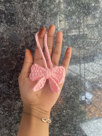A simple and sweet crochet bow charm. This small pink bow can be used as a keychain, a bag charm, or even a car accessory.