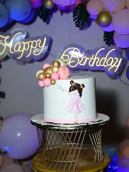 A beautiful custom cake for a first birthday party at Lono Tropical. We coordinate with venues and vendors to ensure every detail, like the cake, is perfect.