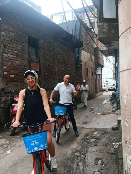 A smile and a wave while exploring the historic gullies of Nizamuddin. Even in the narrowest of lanes, the joy of discovery is clear on the faces of our riders.