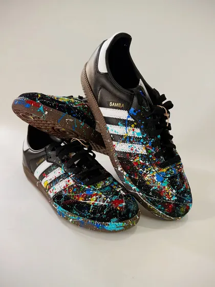 Sometimes, the beauty is in the chaos. I created this paint splatter design on a set of classic black Adidas Sambas for a private client. I just let the colours fly freely, resulting in a vibrant, energetic pattern that makes each pair completely unique. This style is perfect for anyone looking for abstract art on their sneakers.