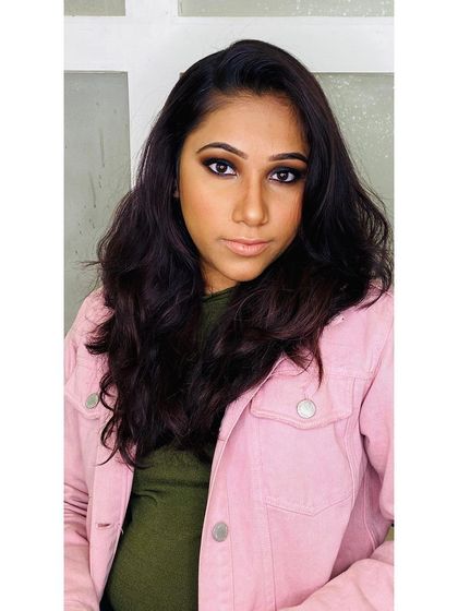 This gorgeous Sangeet look features a dark, intense smokey eye balanced with a soft nude lip. It’s a modern and chic style that photographs beautifully.