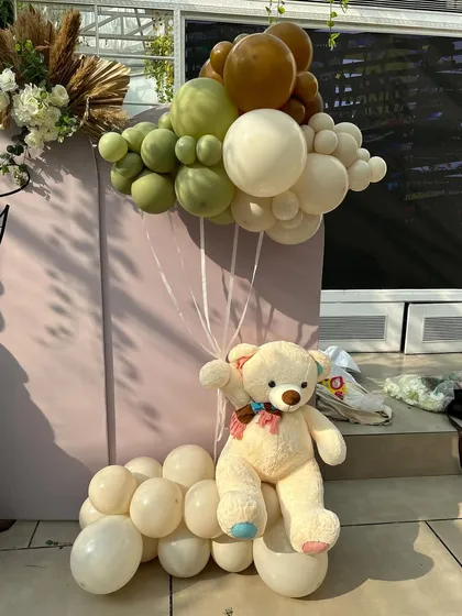 Another angle of the adorable floating teddy bear, a detail that brings so much joy and character to the celebration.