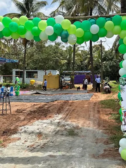 A simple yet effective entrance for a jungle-themed party. A green balloon arch and a personalized welcome sign with safari animals set the tone for the adventure inside.