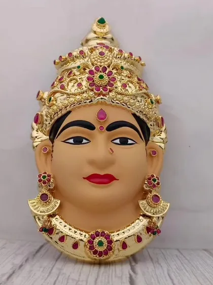 Yeh mitti (terracotta) base par bani Lakshmi Devi ki murti hai, jise traditional look pasand karne walon ke liye banaya gaya hai. Is par kiya gaya gold aur stone ka kaam isse ek alag hi sundarta deta hai.