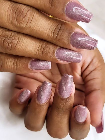 A slightly different shade of sparkling mauve glitter. This cat-eye effect gives the glitter depth and movement.