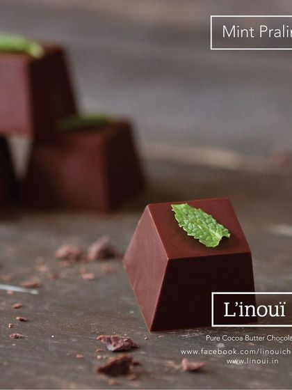 Our Mint Praline, a refreshingly rich confection topped with a fresh mint leaf. This praline perfectly balances the coolness of mint with the depth of dark chocolate.