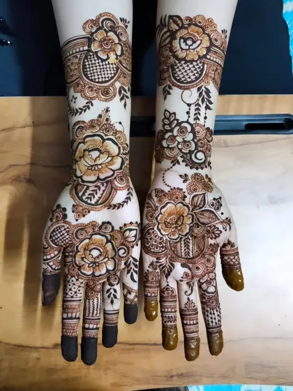 For brides who love a more open, modern look, I create elegant Indo-Arabic floral designs. This style uses negative space to make the bold flowers and flowing vines really pop, creating a stunning effect.