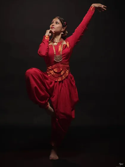 Another dynamic pose that highlights the dancer's incredible balance and form. This is a classic example of a dance portrait that is both artistic and technically precise.