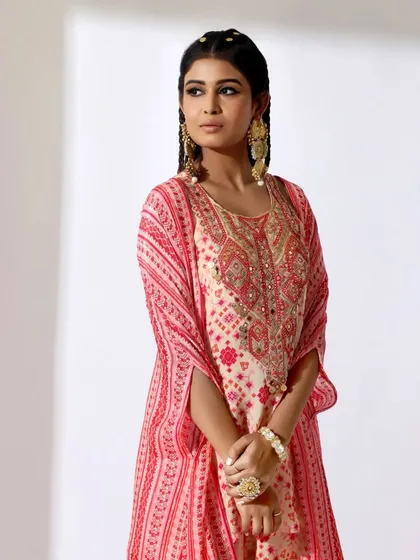 Another look from the same designer collection, this makeup is soft and romantic, with a gentle focus on the eyes and a natural lip color.