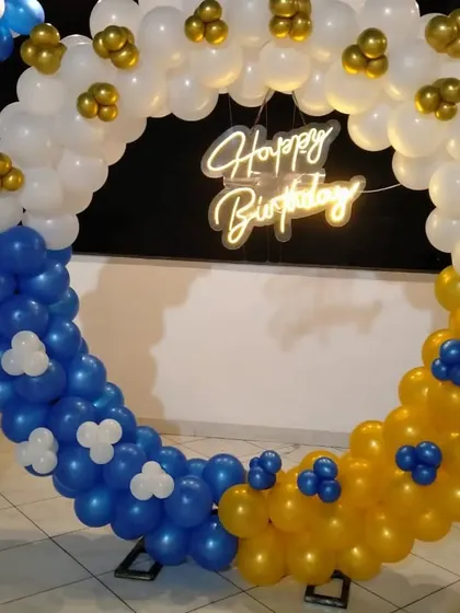 A simple and clean balloon ring decoration in blue, yellow, and white. This versatile design is suitable for birthdays for all ages.