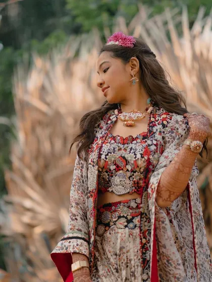 A close-up of the bride's carnival look, showing the soft waves and floral headband.