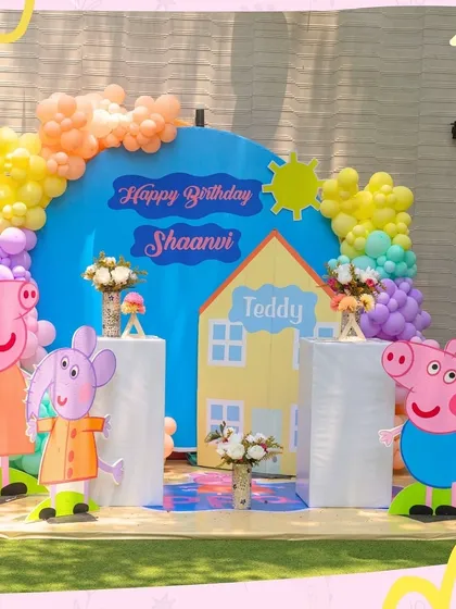 A cheerful Peppa Pig party setup, perfect for a sunny day on our lawn. The bright colors and familiar characters create a welcoming and fun atmosphere for the youngest party-goers.
