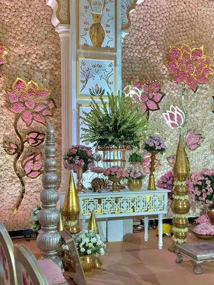 A symphony of blooms, brass, and carved elegance. This corner of the mandap showcases the beautiful harmony between the floral arrangements and the traditional decor elements. 🌸