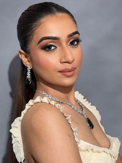 A timeless, flawless, and iconic look with a perfectly sculpted wing and soft neutral lips, which is part of my Advanced Pro Makeup Course.