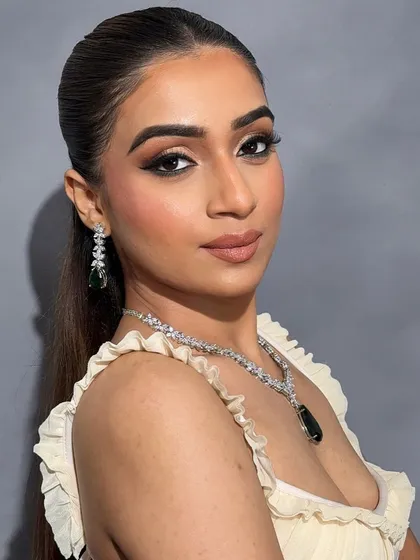 A timeless, flawless, and iconic look with a perfectly sculpted wing and soft neutral lips, which is part of my Advanced Pro Makeup Course.