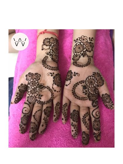 A simple and flowing Arabic-style floral vine for a bridesmaid.