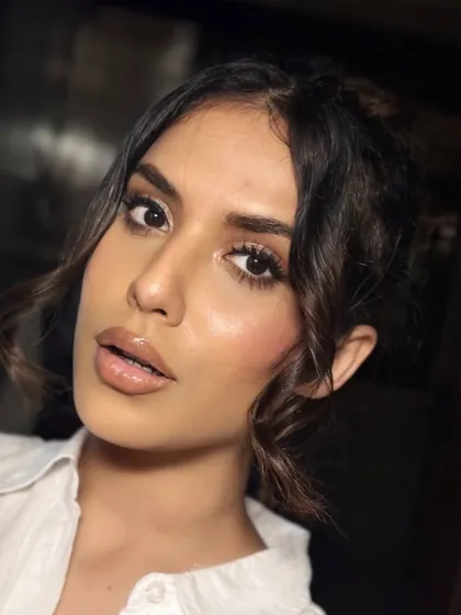 A close-up on the glossy lips and soft, blended eyeshadow from a personal coaching session. I teach how to create a balanced look where every feature shines.