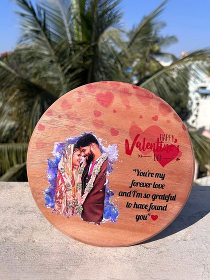 The round wooden artistic frame shown in a different light. The rubber wood material gives it a natural and warm feel, perfect for a romantic gift.