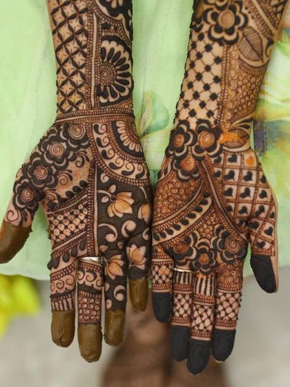 The stained result of a heavy floral and check-patterned mehandi. The dark color on the fingers and palms is exactly what every bride hopes for.