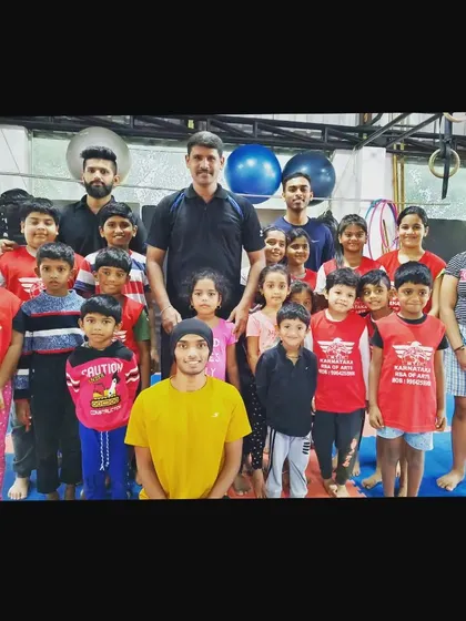The full team at our Rock Bull Academy of Arts. I train kids and teens of all levels, creating a welcoming space for everyone to start their fitness journey.