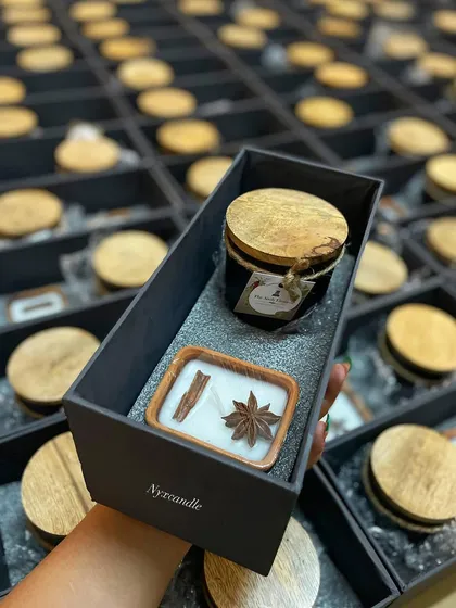 A different angle of our dual-candle corporate gift box, showing how we can combine different styles to create a unique hamper. This is a great option for clients who want to offer variety in their gifts.