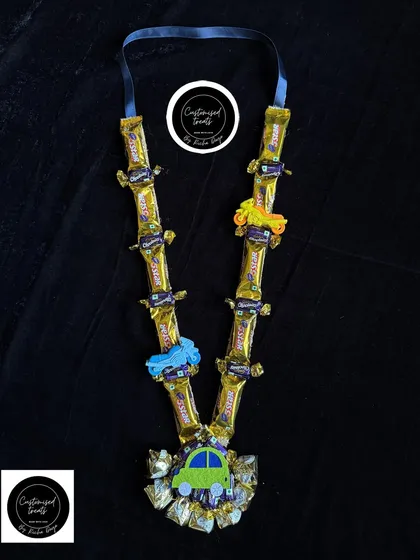 A fun chocolate garland for kids featuring car-shaped chocolates, perfect for the little automobile enthusiast.