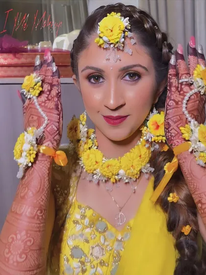 A bright and joyful Haldi look. I used fresh, minimal makeup to complement the traditional yellow outfit and floral jewelry, creating a perfect look for this fun-filled pre-wedding ceremony.