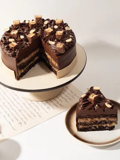 This is for the serious chocolate lovers. My version of a Snickers cake is layered with rich chocolate, gooey caramel, and roasted peanuts. It’s pure indulgence, and I’m not sorry about it.