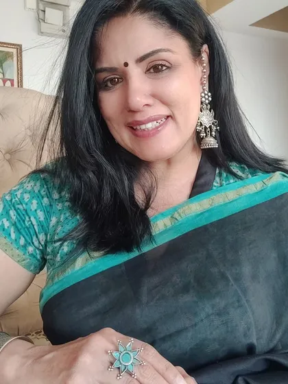 A saree is my favourite outfit, and I love exploring different fabrics and pairings. Here, I've styled a cotton silk saree with a high-neck blouse and let these statement 925 silver jhumkas be the focus. Understanding how to accessorize is key to elevating any look.