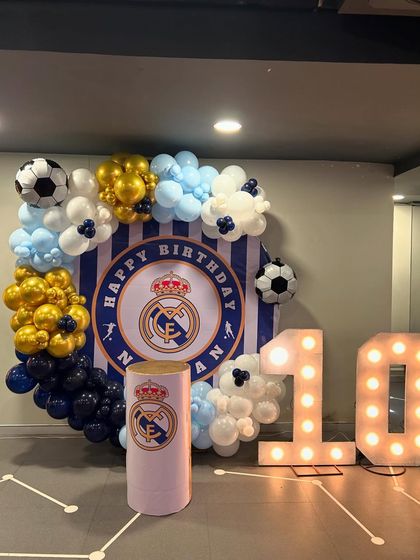 The Real Madrid theme from another angle, showing the full circular balloon design and custom pedestal.